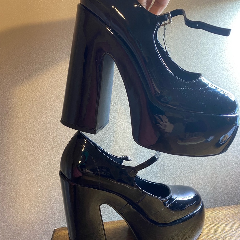 *🚫 SOLD 🚫* Faux Patent Leather Platform Pumps